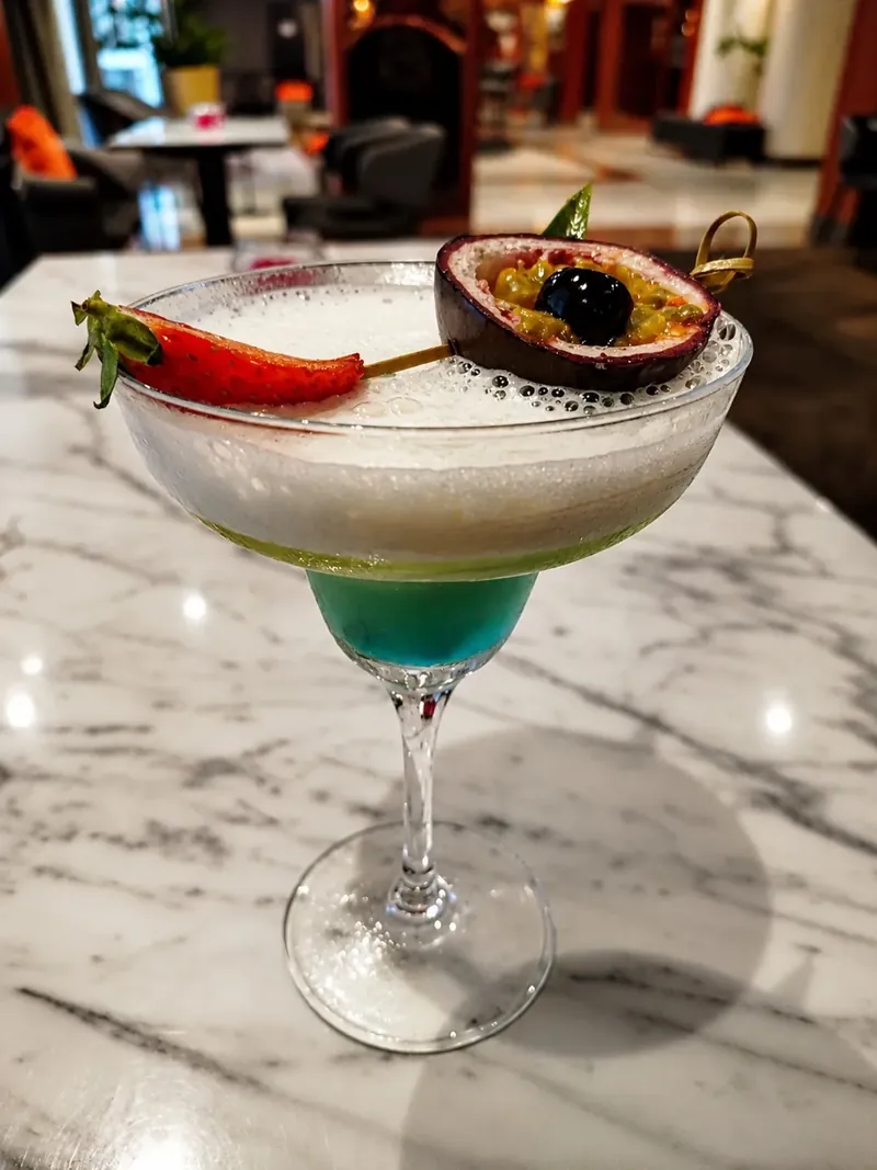 Long drink con guarnizione di agrumi