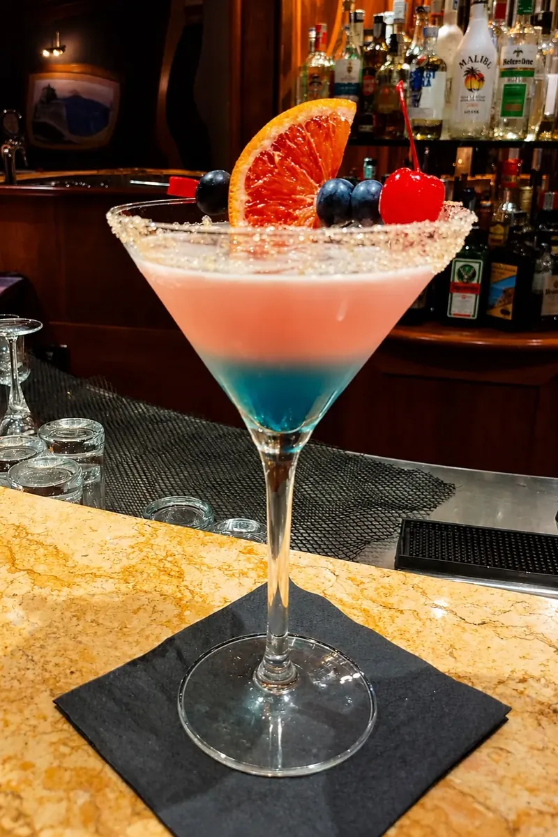 Cocktail d&rsquo;autore servito al banco bar