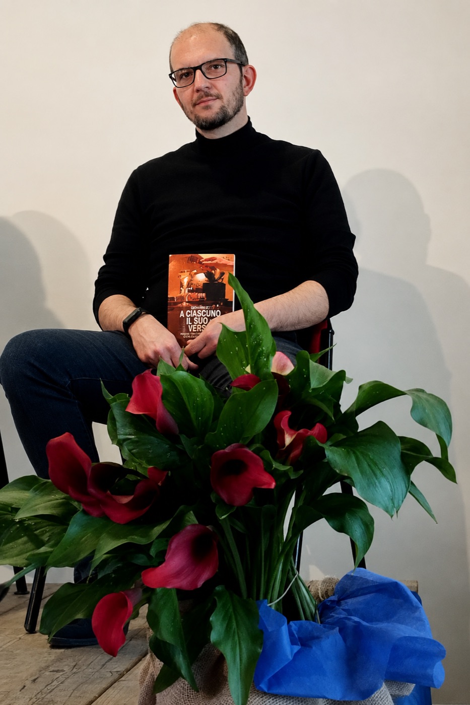 Max Rizzo con una delle sue opere